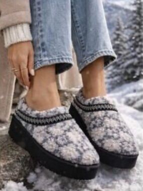 Simply Southern Gray Knit Platform Clog Slippers